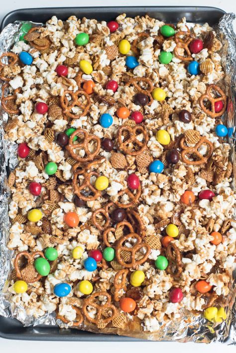 Popcorn Candy Bar Ideas, Party Snack Mix Ideas, Popcorn Mix Sweet And Salty, Easy Party Snacks Finger Foods Simple, Summer Snack Mix Ideas, Popcorn Mix Ideas, Tailgate Sweets, Fall Movie Night Snacks, Snack Mix With Popcorn