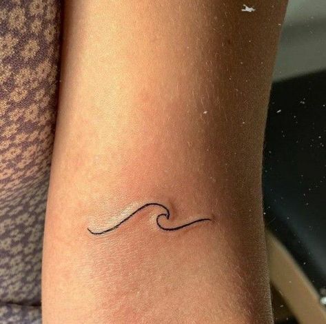 Beach Wave Finger Tattoo, Mini Tattoos Wave, Wave Tattoo Simple Wrist, Cute Wave Tattoos, Ohana Wave Tattoo, Beach Wave Tattoos For Women, Small Wave Tattoo Ankle, Wrist Wave Tattoo, Wave Tattoo On Ankle