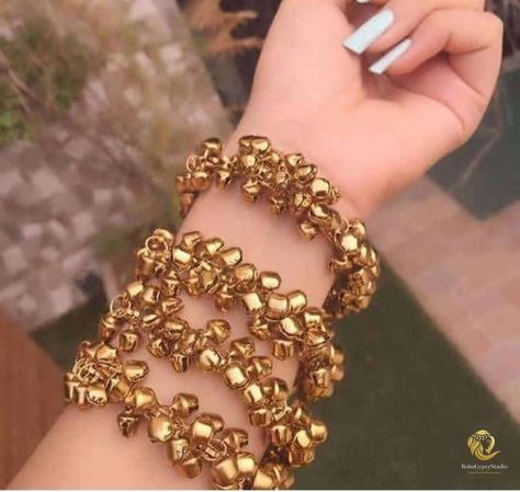 Bridal Jewelry Bracelets, Beautiful Personality, Indian Jewelry Earrings, Antique Jewellery Designs, Glass Bangles, The Bangles, Bracelets Design, Indian Jewellery Design Earrings, Indian Jewelry Sets