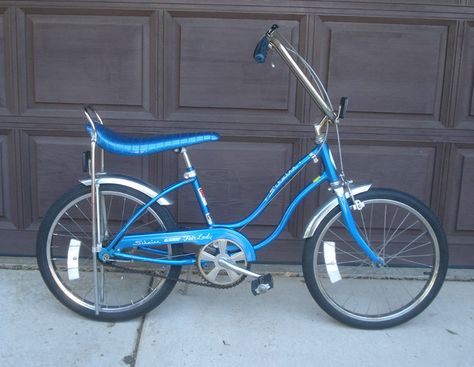 Spent many hours riding a bike like this. Was better with a friend riding behind on the seat. Had to keep your feet out of the spokes if you were the rider! Gretchen Wieners, Banana Seat Bike, Schwinn Stingray, Blue Bike, Schwinn Bike, White Bike, White Basket, Boy Bike, Speed Bike