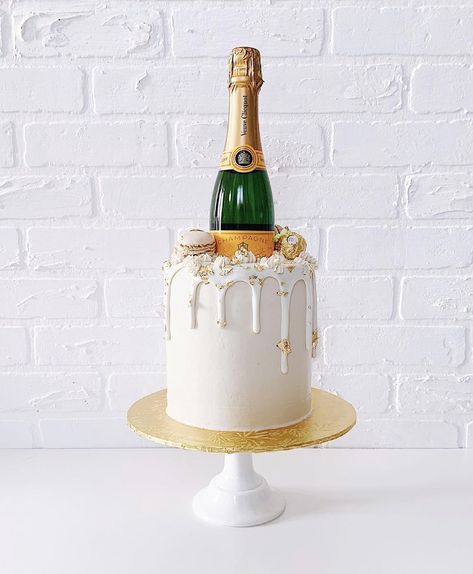 🎂 Julia 🎂 on Instagram: “🍾✨Another Veuve Clicquot cake! ✨🥂” Veuve Clicquot Birthday Party Theme, Veuve Clicquot Cake, Veuve Clicquot Aesthetic, Orange Cakes, Bottle Cake, 21st Birthday Cakes, 50th Birthday Cake, Orange Cake, 21st Birthday