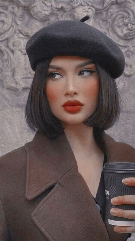 Beret Hat Short Hair, Beret Short Hair, Outfits With Berets, Baret Outfit, Hat With Short Hair, Vintage Bob Hairstyle, Hats Short Hair, Beret Outfit, Bold Makeup Looks