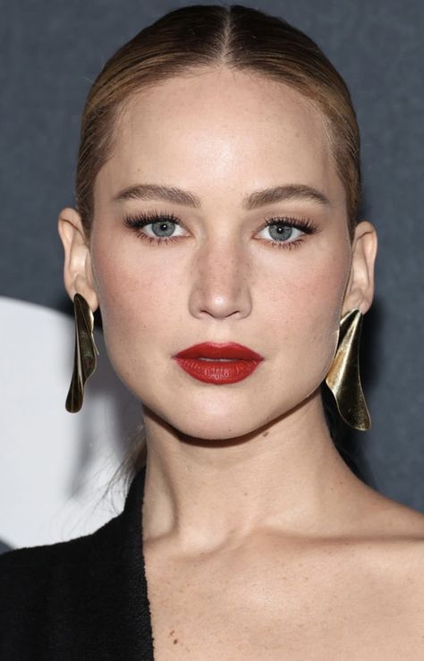 Jennifer Lawrence Makeup Tutorial, Jennifer Lawrence Makeup Looks, Jennifer Lawrence Makeup, Celebrities Makeup, Brunette Celebrities, Celeb Makeup, Bold Lip Makeup, Bad Makeup, Bold Lip