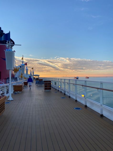 Cruise Background, Cruise Aesthetic, Cruise Ship Pictures, Spring Break Cruise, Ncl Cruise, European Cruise, Semester At Sea, Cruise Life, European Cruises