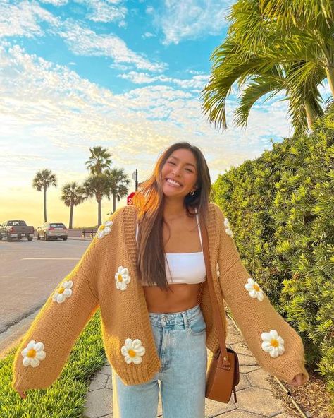 Fun Cardigan Outfit, Flower Cardigan Outfit, Cardigan Styling Ideas, Look Cardigan, Aesthetic Cardigan, Summer Cardigan Outfit, Cardigan Outfit Ideas, Cardigan Outfit, Cardigan Outfit Summer