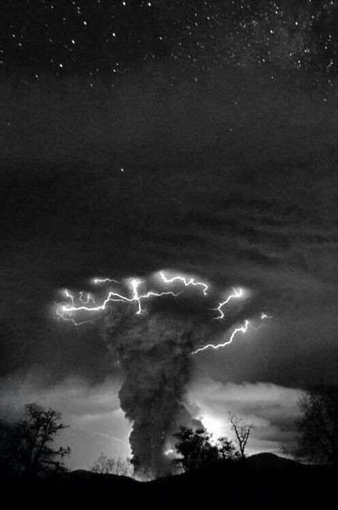 Lightning Wild Weather, Lightning Storm, Dark Clouds, Weather Photos, Amazing Nature Photos, Natural Phenomena, Beautiful Sky, White Photo, Extreme Weather