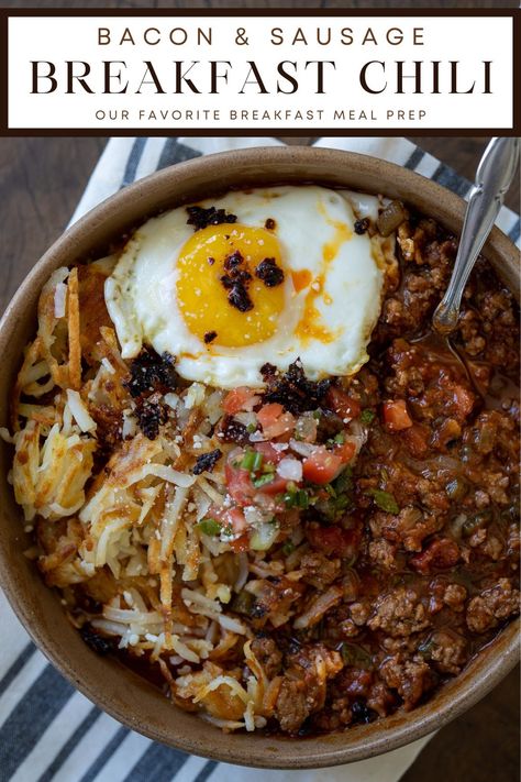 Breakfast Chili and Eggs Cold Weather Breakfast, Cold Savory Breakfast, Comfort Food Breakfast, Breakfast Grab And Go Ideas, Cabin Breakfast Ideas, Sausage Meal Ideas, Breakfast Stew, Macro Breakfast Ideas, Savory Healthy Breakfast