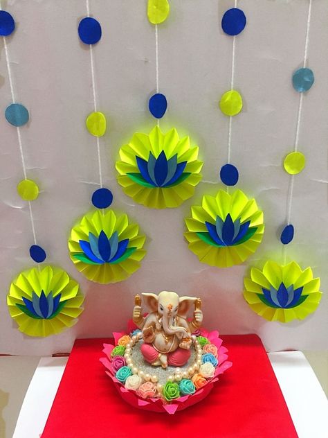 40 DIY Recycling Ganpati Pooja Decoration Ideas - Hobby Lesson Gasparilla Decorations, Navarathri Decorations, Marriage Backdrop, Ganpati Decor, Birthday Chart, Paper Decorations Diy, Janmashtami Decoration, Decoration For Ganpati, Diy Diwali Decorations