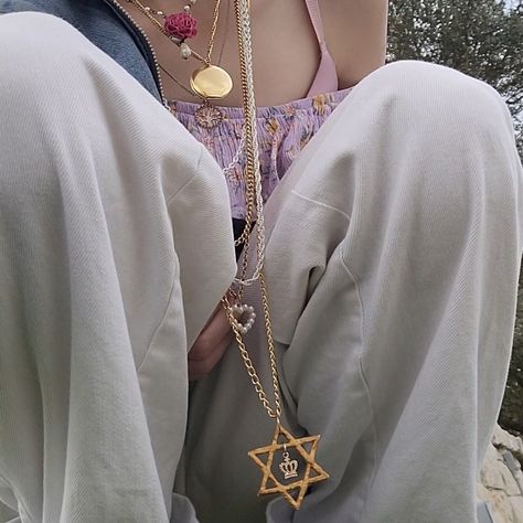 #aesthetic #jewish #hearts Jewish Synagogue Aesthetic, Tzniut Jewish, Purim Aesthetic, Jewish Girl Aesthetic, Judaism Aesthetic, Jew Aesthetic, Jewish Woman Clothing, Jewish Aesthetic, Jewish Couple