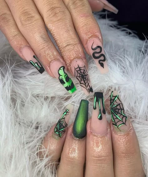 Halloween nails #uñas #nails #green #black Green Nail Designs Halloween, Holloween Nails Green, 2022 Halloween Nails, Halloween Nails With Green, Neon Green Nails Halloween, Black And Neon Halloween Nails, Green Witch Nails Designs, Dope Halloween Nails, Green Black Halloween Nails