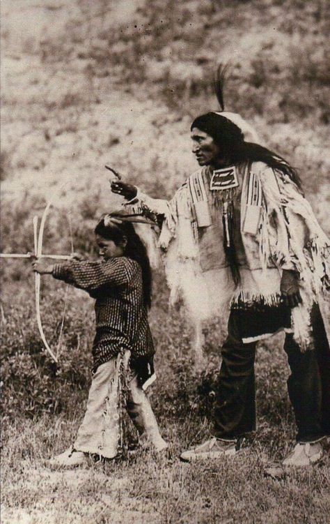 Native American Indian Sioux Indian, Native American Wisdom, American Indian History, Native American Images, Native American Men, Native American Pictures, Wilde Westen, Native American Photos, Bow Arrow