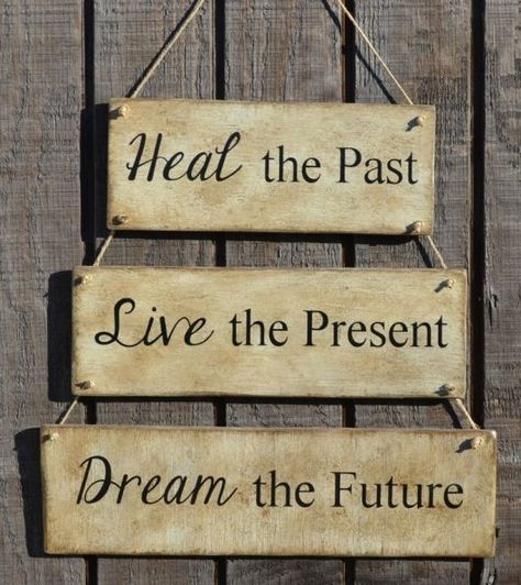 Wooden Signs With Quotes, Primitive Signs, Wooden Signs Diy, Wall Wood, Beach Wood, Diy Wood Signs, Pallet Crafts, Diy Holz, Pallet Signs