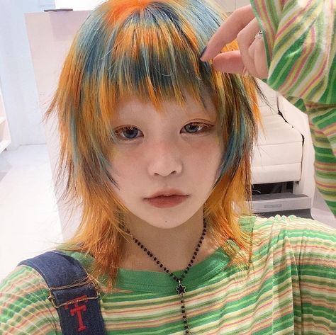 Two Colors Hair Ideas, Y2k Hair Dye Ideas, Harajuku Haircut, Ginger And Blue Hair, Dyed Hair Orange, Orange And Blue Hair, Blue And Orange Hair, Unusual Hairstyles, Harajuku Hairstyle