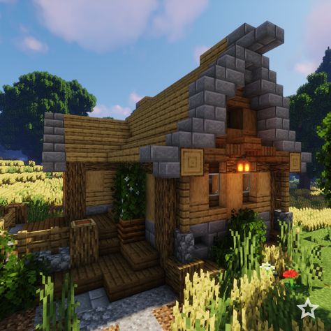 Minecraft Starting House, Medium House Minecraft, Mc Small House Ideas, Minecraft Simple Medieval House, Minecraft Medium House Ideas, Minecraft Fantasy Starter House, Minecraft Medium House, Minecraft Small Village, Beginner Minecraft House