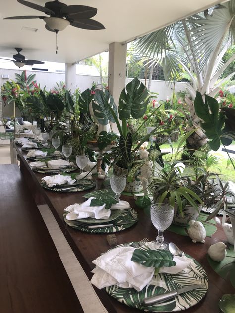 Jungle Table Setting, Green Theme Party, Becoming An Event Planner, White Party Decorations, Minimal Light, Box Table, Table Manners, Table Setting Ideas, Event Table