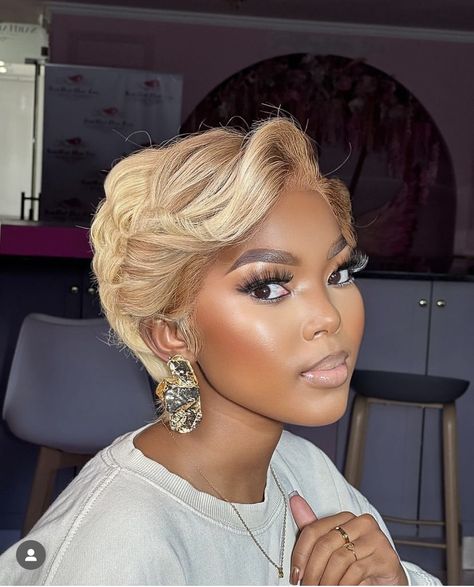 Short Lace Wigs For Black Women, Black Women Short Blonde Hair, Pixie With Money Piece, Pixie Hairstyles For Wedding, Bob Wig Styles For Black Women, Short Blonde Pixie Black Women, Blonde Fringe Hairstyles, Blonde Pixie Cut On Black Women, Short Chic Hair