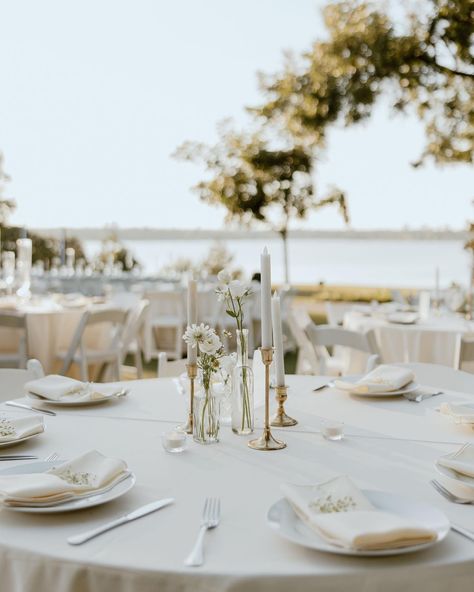 Wedding Tables Round Decor, Simple Flower Wedding Table Decor, Circular Tables Wedding Reception, White Linen Round Table Wedding, Modern Minimal Wedding Centerpiece, Elegant Wedding Round Table Settings, Wedding Shower Round Table Decor, Simple Centerpiece Round Table, Simple Table Set Up Wedding