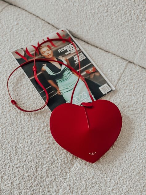 Heart Shape Bag Outfit, Alaia Le Coeur, Alaia Heart Bag Outfit, Heart Bag Outfit, Leather Heart, Heart Handbag, It Bags 2023, Heart Shape Bag, Valentines Bag Ideas