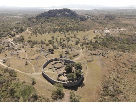 Great Zimbabwe Ancient Zimbabwe, Zimbabwe History, Great Zimbabwe, Ancient Civilisation, Royal Animals, African Architecture, African Continent, Largest Waterfall, Nature Architecture