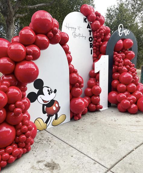 Disney Themed Balloons, Mickey Mouse Theme Balloon Decoration, Mickey Mouse Birthday Party Backdrop, Mickey Mouse Balloon Backdrop, Mickey Mouse Birthday Pastel Colors, Mickey And Minnie Backdrop, Mickey Mouse Birthday Aesthetic, Disney Party Backdrop, Mickey Balloon Garland