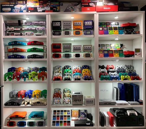 Vintage Video Game Room, Video Game Organization Ideas, Video Game Shelf, Video Game Storage, Gaming Display, Games Room Inspiration, Pokemon Room, Geek Room, Small Game Rooms