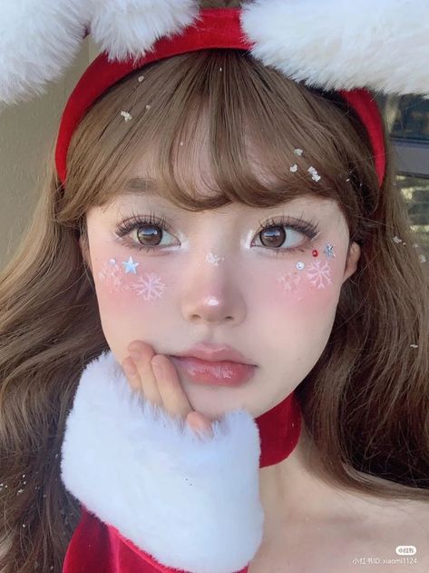 Xmas Elf Makeup, Elf Makeup Christmas, Elf Makeup Looks Christmas, Elf Makeup Looks, Makeup Noel, Eye Makeup Christmas, Christmas Elf Makeup, Christmas Makeup Simple, Makeup Kawaii