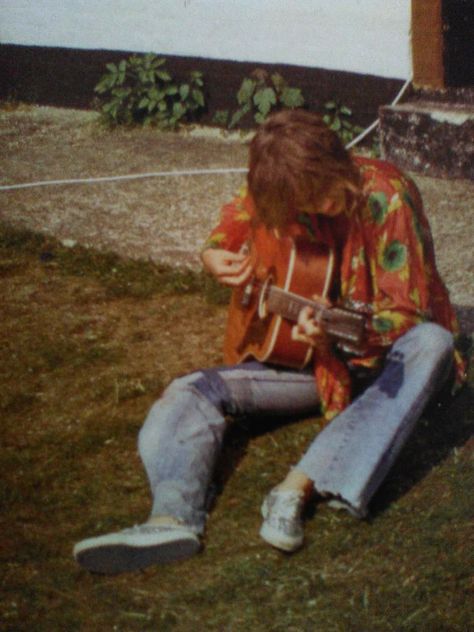 Roger looking like a hippy in Brian's opinion. Very naturally captured. From the Queen In 3-D book. Photo by Brian May Caroline Dhavernas, Hippie Boy, Roger Taylor Queen, Hippie Lifestyle, A Night At The Opera, Hippie Aesthetic, Ben Hardy, 70s Aesthetic, Queen Photos