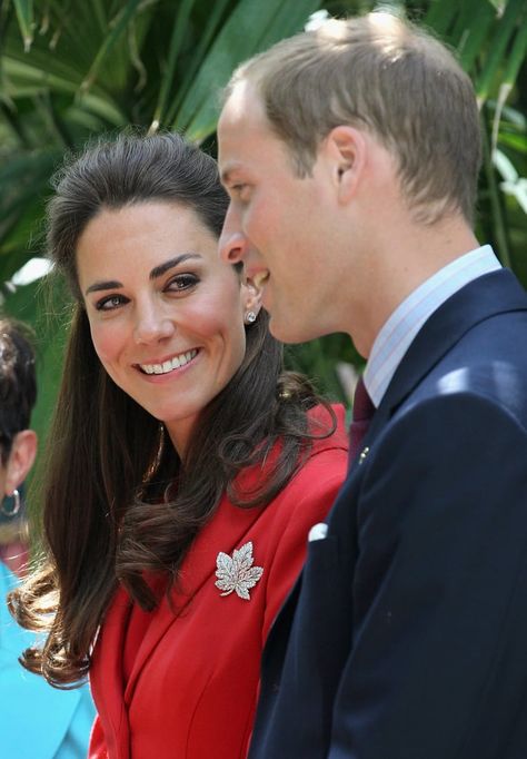 Kate Middleton Smiling at Prince William Pictures Calgary Airport, Duchesse Kate, Kate And William, Prince William Family, Prince William Et Kate, William E Kate, Princesse Kate Middleton, Prins William, Cambridge Family