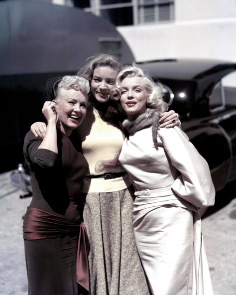 LOS ANGELES - 1953: (L-R) Betty Grable, Lauren Bacall and Marilyn Monroe pose for a portrait on the set of the 20th Century-Fox film 'How to Marry a Millionaire' in 1953 in Los Angeles, California. (Photo by Earl Theisen/Getty Images) Stile Pin Up, Stars D'hollywood, Betty Grable, Jane Russell, Gene Kelly, Mae West, Three Women, Lauren Bacall, Marilyn Monroe Photos