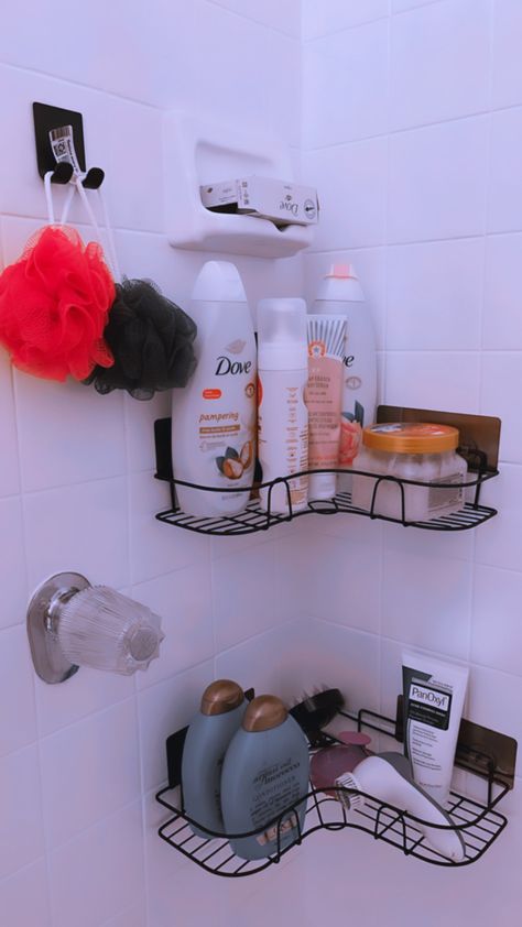 Shower Caddy Aesthetic, Shower Astethic, Baños Aesthetic, Aesthetic Shower Routine, Aesthetic Shower, Room Organization Bedroom, Bathroom Decorating Ideas, Body Hygiene, Shower Organization