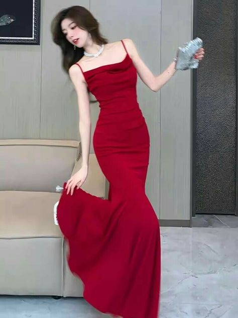 Red Gown Elegant Classy, Long Bodycon Dress Outfit, Beautiful Dps, Elegant Bodycon Dress, Feminine Dresses, Body Con Dress Outfit, Velvet Dress Designs, Elegant Outfit Classy, Occasion Wear Dresses