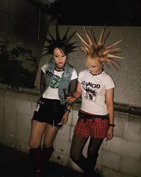 Punk Zombie Costume, Punk Fashion 2023, Punk 90s Fashion, 70’s Punk, 90s Punk Fashion Women, 70s British Punk Fashion, Punk 70s Fashion, 80s Punk Rock Fashion, 70s Punk Outfits