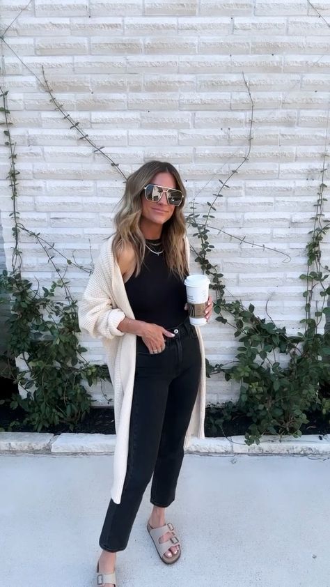 Relaxed Work Outfit Casual, Comfy Summer To Fall Outfits, Fall Outfits California Casual, Summer Sweats Outfit, Casual Spring Outfits Athleisure, Slip Under Tshirt, Black Base Outfits, Casual Outfits Women 30s, Mom Play Date Outfit