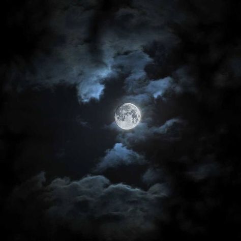 Blue Moon Aesthetic, Cloud Night, Dark Night Sky, Summer Moon, Summer Clouds, Night Clouds, Night Summer, Moon Clouds, Space Photography