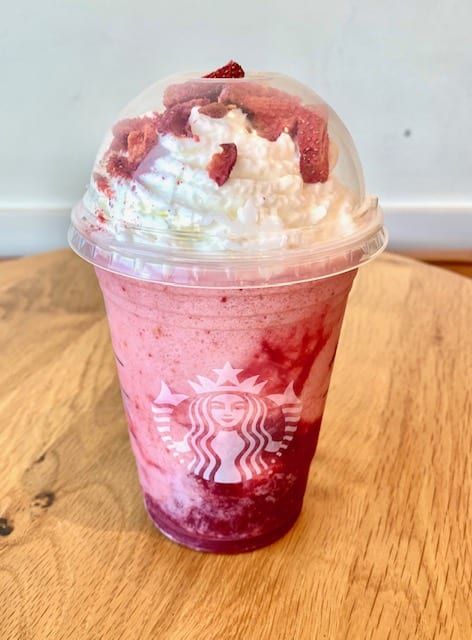 Here's How To Order The Strawberry Cheesecake Frappuccino Off The Starbucks Secret Menu Strawberry Shortcake Frappuccino, Strawberry Cheesecake Frappuccino, Strawberry Starbucks Drink, Starbucks Strawberry Frappuccino, Starbucks Calories, Minuman Starbucks, Caramel Apple Spice, Starbucks Secret Menu Recipes, Cold Starbucks Drinks