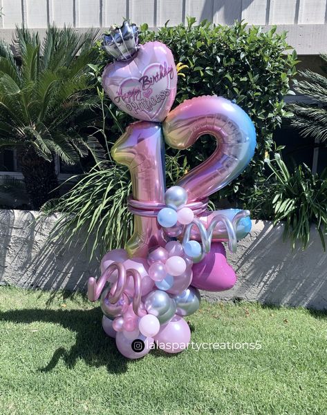 Princess Balloon Bouquet, Toca Asthetic, Princess Balloon, Princess Balloons, Pasta Cake, Ideas Cumpleaños, Balloon Centerpieces, Puff Girl, Balloon Decor