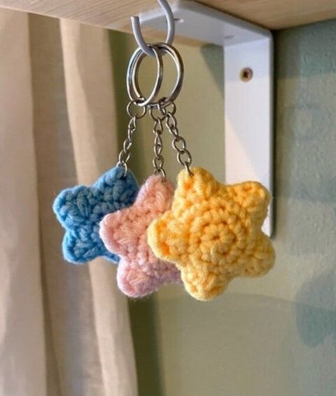 Crochet Charms Keychain: Easy DIY Guide Crochet 1 Color, Crochet Mini Projects Ideas, Crochet Ideas One Color, Aesthetic Crochet Keychain Ideas, Star Keychain Crochet, Key Ring Crochet, Crochet Bag Star, Simple Crochet Keychain, Crochet Key Ring