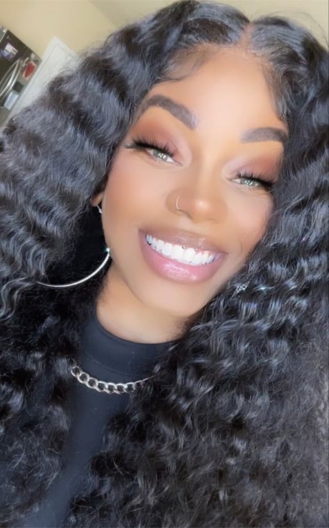 Smiley piercing 😝 Nose And Smiley Piercing, Black Smiley Piercing, Smiley Piercing With Braces, Cute Smiley Piercing, Women With Piercings, Smiley Piercing On Black Women, Smiley Piercing Aesthetic, Frowny Piercing, Smile Piercing