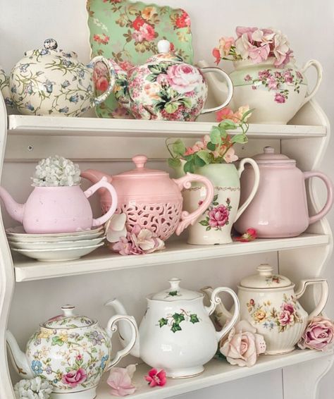 Teapot Collection Display, Tea Display, Kitchen Reno, Tea Art, Displaying Collections, Home Deco, Fun Things To Do, Tea Pots, Things To Do