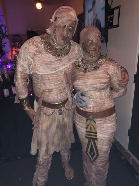 Mummies done right! Male Mummy Costume, Female Mummy Costume, Mummies Costume, Egyptian Mummy Costume, Mummy Halloween Makeup, Mummy Costumes, Halloween Egyptian, Diy Mummy Costume, Egypt Costume