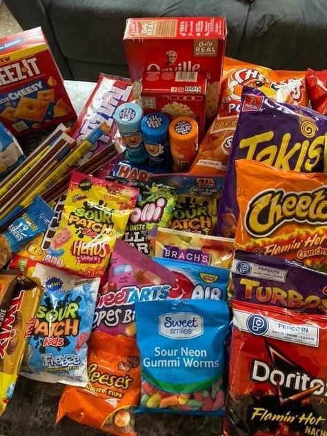 Snacks Aesthetic American, Slumber Party Snack Ideas, Movie Snacks Aesthetic, Slumber Party Snacks, Sleepover Snacks, Movie Night Food, Trip Snacks, Snack Station, Sleepover Birthday