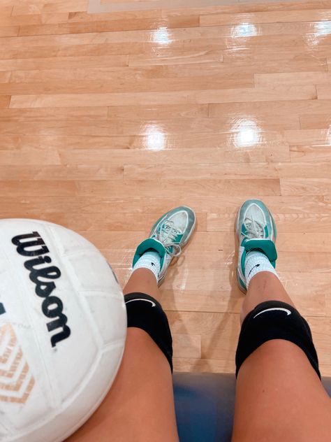 Aesthetic Volleyball, Ball Is Life, Volleyball Wallpaper, Volleyball Photos, Ball Aesthetic, Volleyball Inspiration, Volleyball Quotes, Sporty Aesthetic, Sport Volleyball