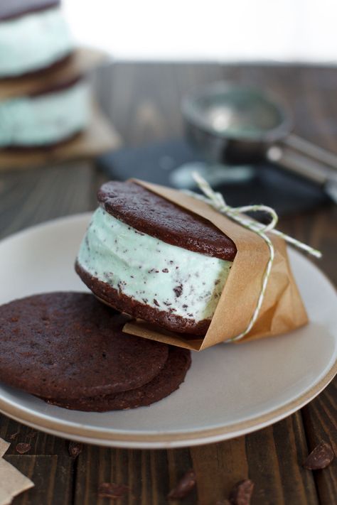 Mint Ice Cream Sandwiches Cookies And Ice Cream, Homemade Ice Cream Sandwiches, Mint Chocolate Ice Cream, Ice Cream Sandwiches Recipe, Chocolate Mint Cookies, Mint Chocolate Chip Ice Cream, Mint Ice Cream, Dessert Aux Fruits, Mint Chocolate Chip