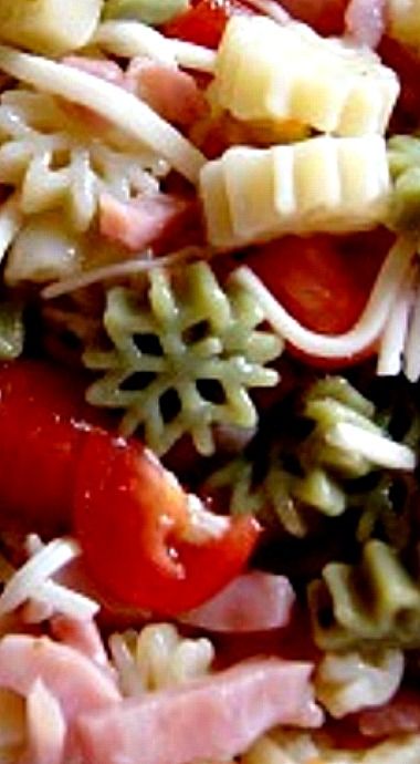 Snowflake Pasta Salad - this is a fabulous dish for holiday potlucks or luncheons. I found this snowflake pasta at World Market which is similar to Pier I. ❊ Snowflake Pasta Salad, Xmas Pasta Salad, Holiday Pasta Salads Christmas, Cold Pasta Salad Recipes Winter, Holiday Pasta Salad, Christmas Pasta Salad Recipes, Christmas Pasta Dishes, Winter Pasta Salad Recipes, Winter Pasta Salad