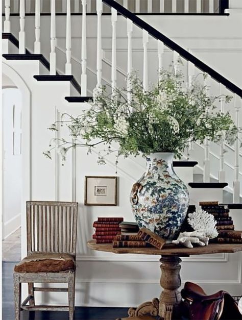 Seven Tips for Styling Round Entry Tables - Cindy Hattersley Design Styling Vignettes, Round Foyer, Round Foyer Table, Round Entry Table, Thai Modern, House Foyer, Staircase Styles, Hall Tables, Rough Luxe