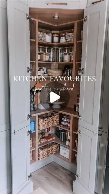 Melanie Florence - Interiors + Lifestyle on Instagram: "Inside peak! My little corner of heaven in my kitchen ❤️ What do you think? It’s still not quite how I want it, I still need to add a work top and the glasses will be moving when I find the right antique cabinet for them but I love my pantry. Such a good use of space compared to traditional corner units that you can’t see all of! I’m still on the look out for the right size baskets though, still a mummy bear and daddy bear situation right now! Still havnt found what is just right 😆 #pantry #kitchenpantry #pantrycupboard #kitchenorganization #coolcorner #kitchencorner #howdenskitchen #kitchendesign #kitchencabinet #kitchenunits #yorkshirehome #kitcheninterior #myhousethismonth #beautifulhomesfeature #beautifulhomesinthenorth" Small Corner Pantry Ideas, Corner Cabinet Pantry, Corner Pantry Kitchen, Corner Pantry Dimensions, Small Corner Pantry, Kitchen Corner Pantry, Pantry Corner, Kitchen Corner Ideas, Corner Pantry Ideas