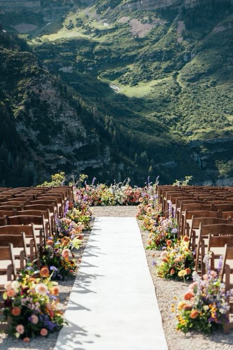 Dreamy Mountain Wedding, Country Side Weddings, Backyard Wedding Lights, Wedding Venue Ideas Outdoor, Wedding Venues Simple, Green House Wedding, Garden Wedding Aesthetic, Summer Mountain Wedding, Summer Wedding Venues