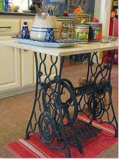 Sewing Machine Repurposed, Sewing Table Repurpose, Singer Sewing Tables, Repurposed Kitchen, Sewing Machine Ideas, Diy Sewing Table, Sewing Machine Tables, Sewing Machine Cabinet, Diy Kitchen Table