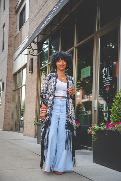 Black White Kimono Outfit, Kimono With Skirt Outfit, Black And White Boho Outfits, Black White And Denim Outfits, Maxi Kimono Outfit, Fringe Kimono Outfit, Black And White Kimono Outfit, Jeans And Kimono Outfits, Boho Outfits Jeans