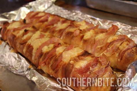 Swiss bacon bread; Mom sent me this recipe, so I'll probably make it next time she comes to visit. Bacon Bread, Plate Recipes, Crazy Food, Southern Plate, Biscuit Rolls, Bread Making, Bacon Recipes, Salad Dressings, Camping Food